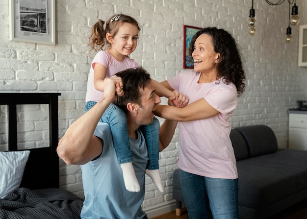 Foto gratuita familia de tiro medio divirtiéndose