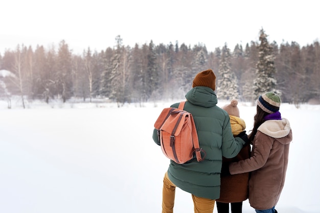 Familia de tiro medio durante el invierno