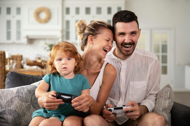 Foto gratuita familia de tiro medio jugando videojuegos