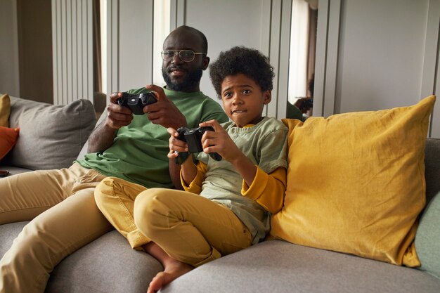 Familia de tiro medio jugando videojuegos