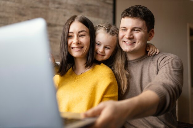 Familia de tiro medio con laptop