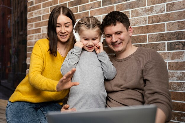 Familia de tiro medio con laptop