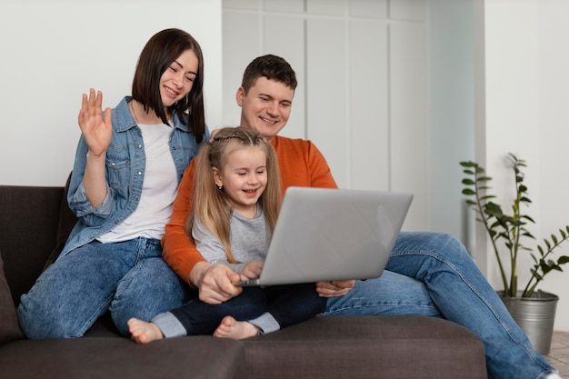 Familia de tiro medio con laptop