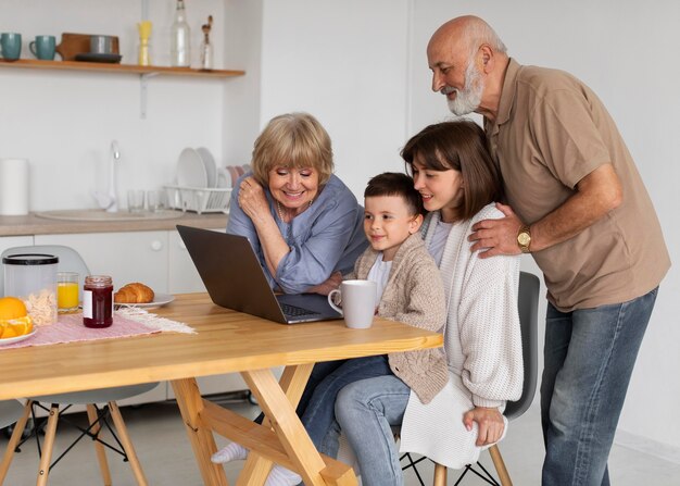 Familia de tiro medio con laptop