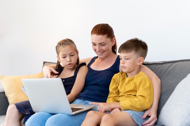 Familia de tiro medio con laptop