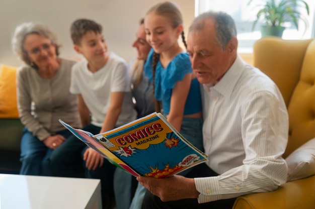 Familia de tiro medio leyendo cómics juntos