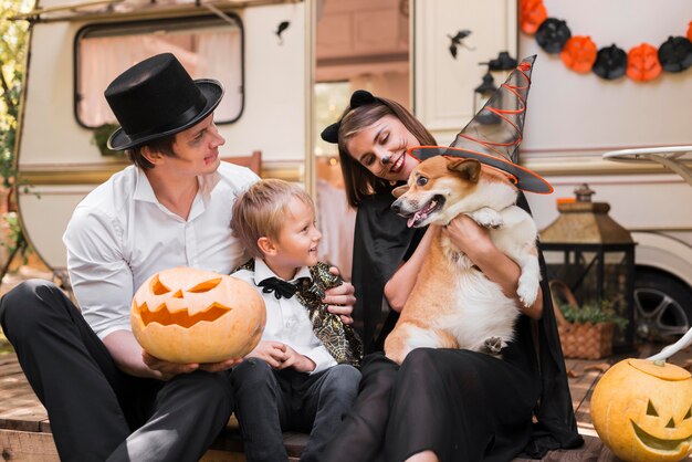 Familia de tiro medio con lindo perro