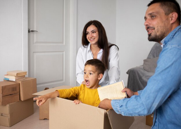 Familia de tiro medio lista para mudarse a un nuevo hogar