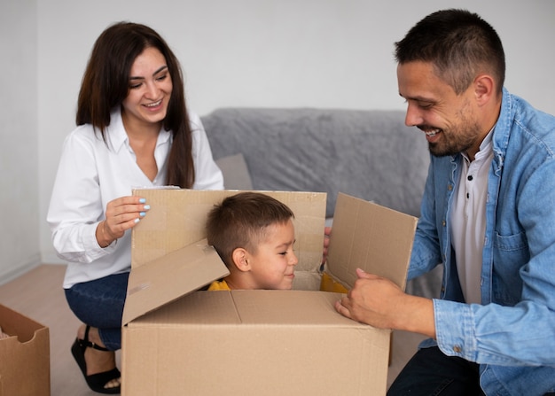 Familia de tiro medio lista para mudarse a un nuevo hogar