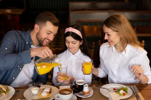 Familia de tiro medio en la mesa