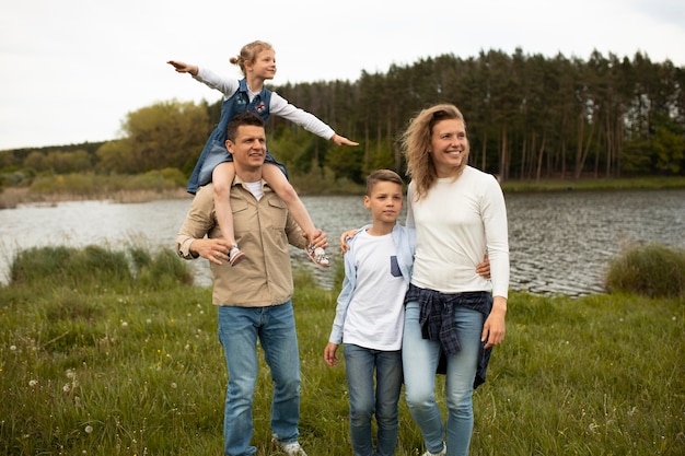 Foto gratuita familia de tiro medio en la naturaleza