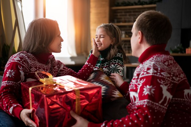 Familia de tiro medio con regalo