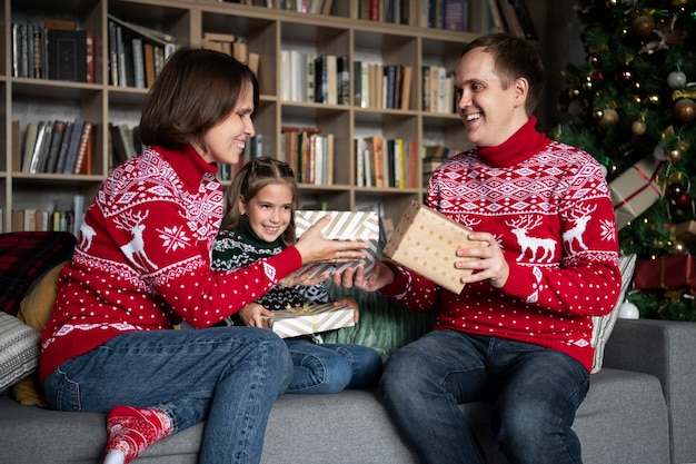 Familia de tiro medio con regalos