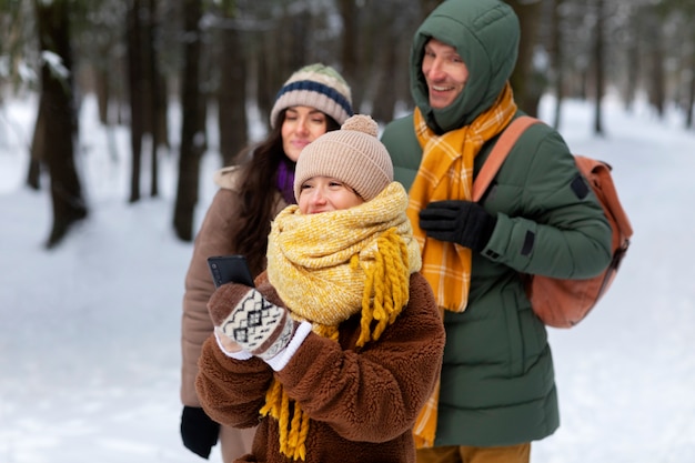 Familia de tiro medio con ropa de abrigo