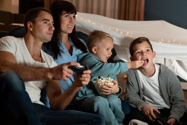 Familia de tiro medio sentados juntos