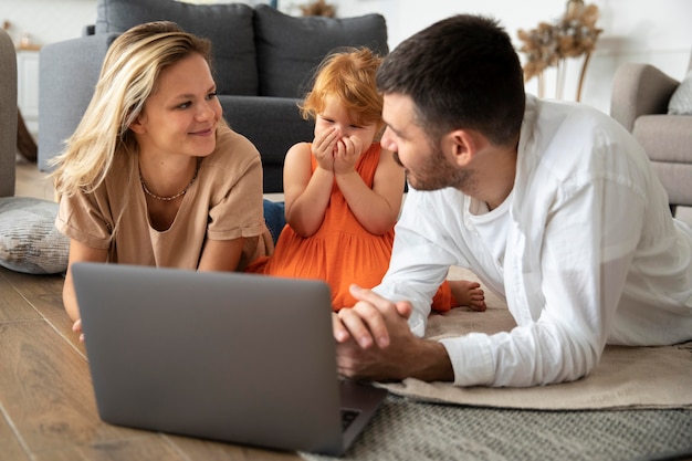 Familia de tiro medio tendido en el piso