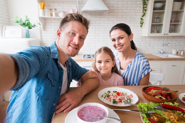 Foto gratuita familia de tiro medio tomando selfie juntos