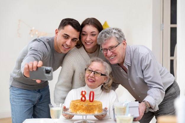 Familia de tiro medio tomando selfie juntos