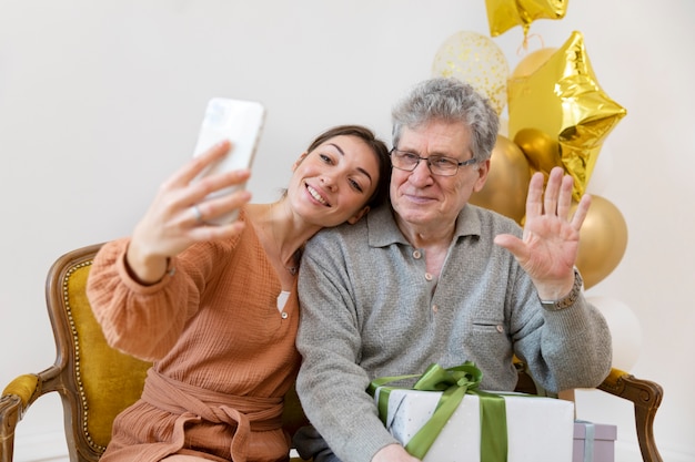 Familia de tiro medio tomando selfie juntos