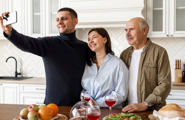 Foto gratuita familia de tiro medio tomando selfie