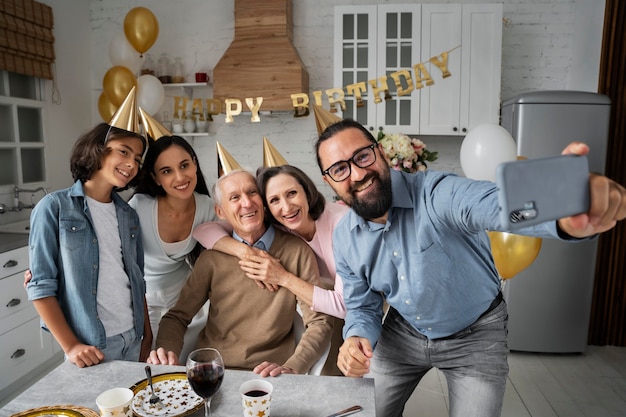 Familia de tiro medio tomando selfie