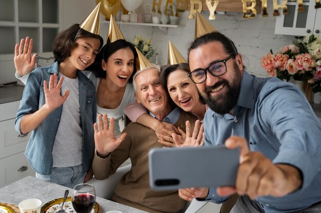 Familia de tiro medio tomando selfie