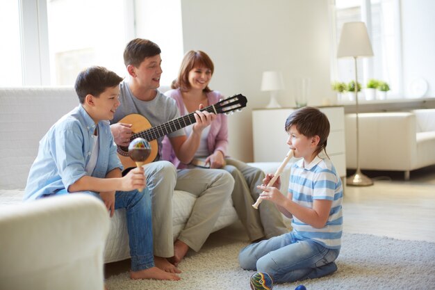 Familia tocando instrumentos musicales