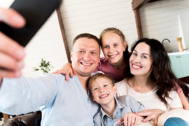 Familia tomando selfie en casa