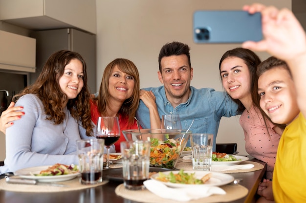 Familia tomando selfie juntos en la cena