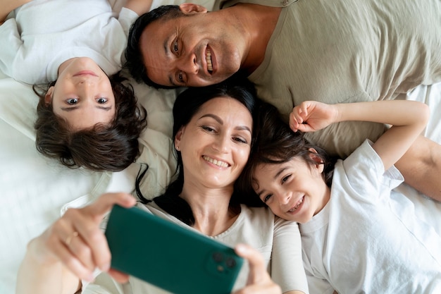 Familia tomando un selfie con un teléfono inteligente