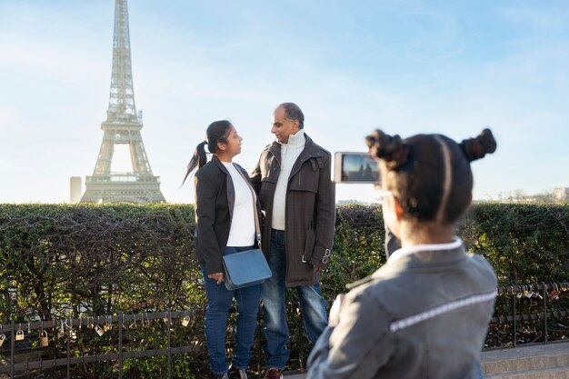 Familia tomándose una foto en su viaje a París