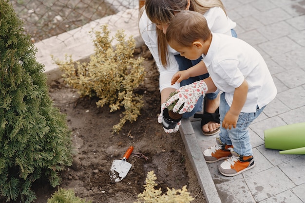 La familia trabaja en un jardín cerca de la casa.