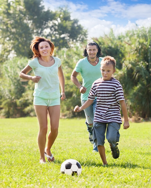 Familia de tres jugando en el fútbol
