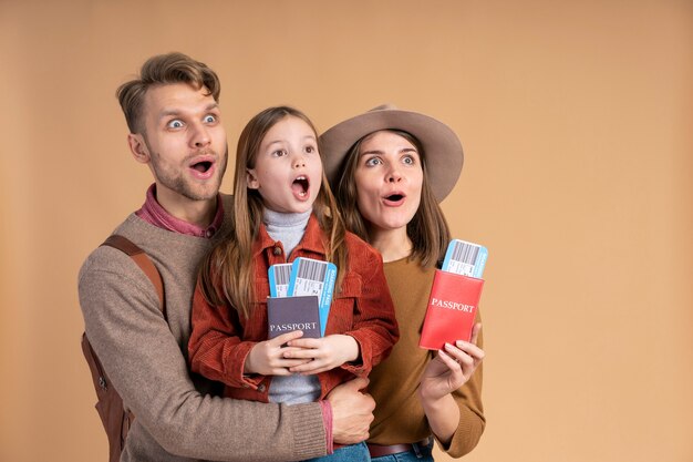 Familia de tres miembros listos para viajar con pasaporte y boletos de avión.