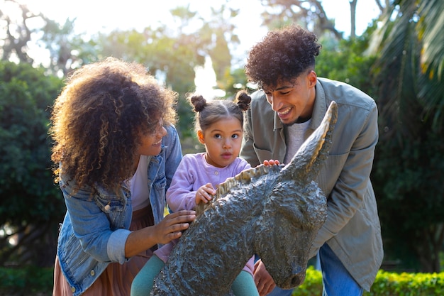 Familia de tres pasando tiempo juntos al aire libre en el día del padre.