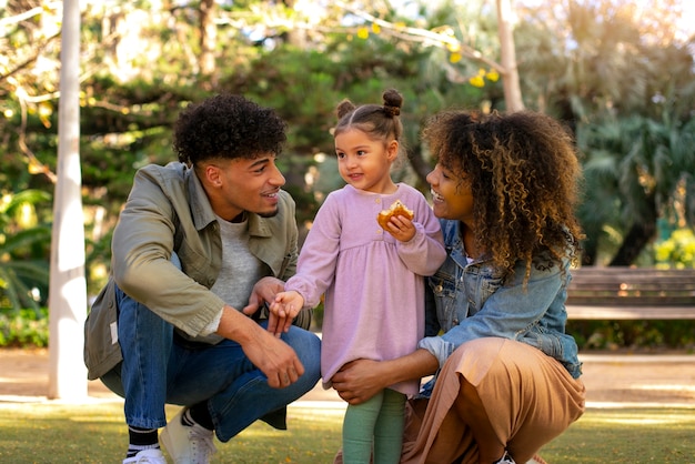 Familia de tres pasando tiempo juntos al aire libre en el día del padre.