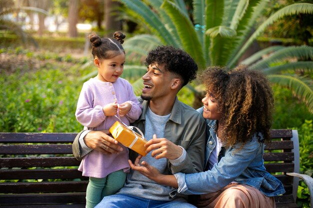 Familia de tres pasando tiempo juntos al aire libre en el día del padre.