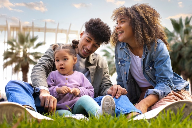 Familia de tres pasando tiempo juntos al aire libre en el día del padre.