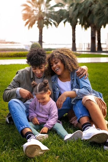 Foto gratuita familia de tres pasando tiempo juntos al aire libre en el día del padre.