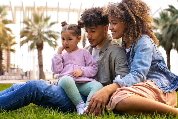 Familia de tres pasando tiempo juntos al aire libre en el día del padre.