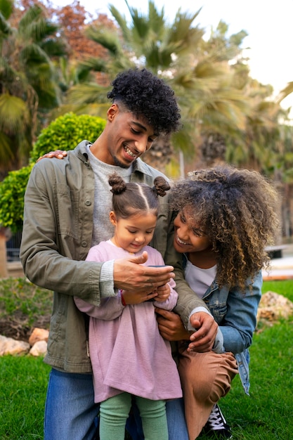 Familia de tres pasando tiempo juntos al aire libre en el día del padre.