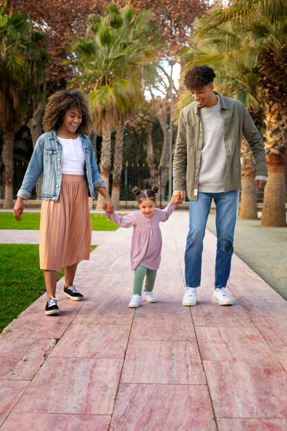 Familia de tres pasando tiempo juntos al aire libre en el día del padre.