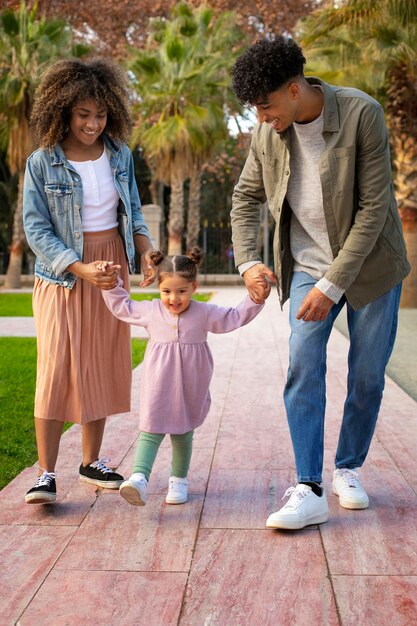 Familia de tres pasando tiempo juntos al aire libre en el día del padre.