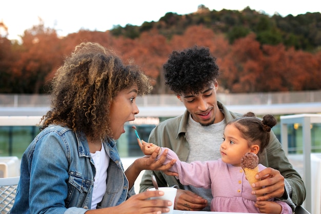 Familia de tres pasando tiempo juntos al aire libre en el día del padre.