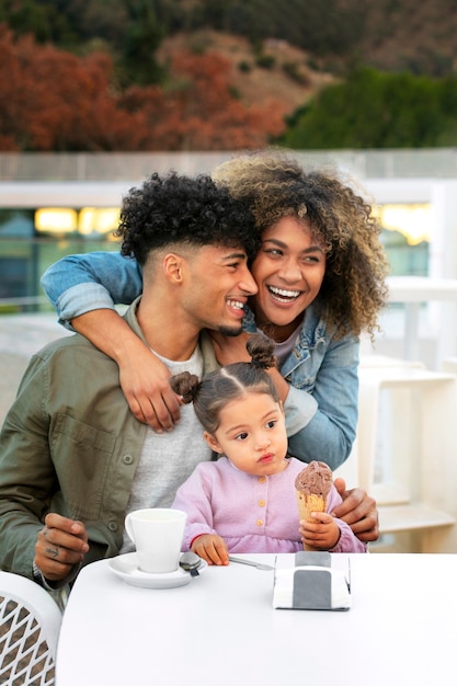 Foto gratuita familia de tres pasando tiempo juntos al aire libre en el día del padre.