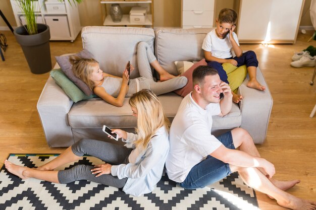 Familia unida pero pasar tiempo en los teléfonos