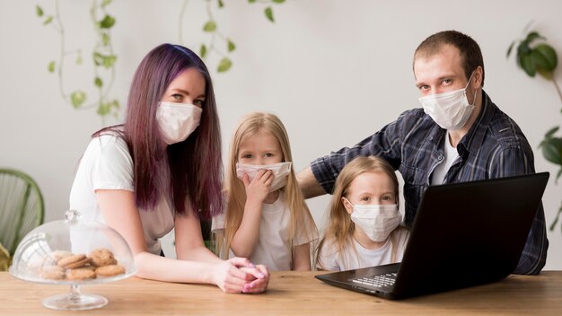 Familia usando laptop