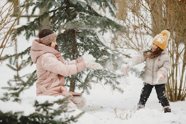 Familia de vacaciones en bosque nevado