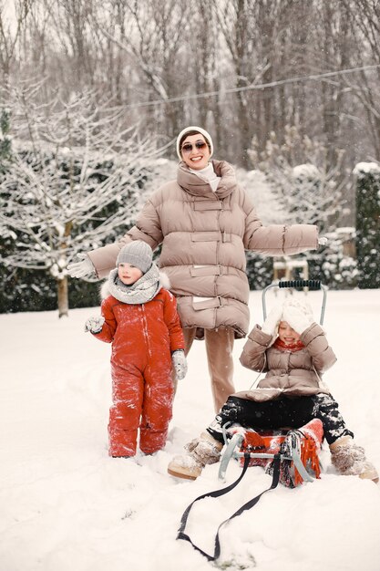 Familia de vacaciones en bosque nevado