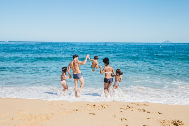 Familia de vacaciones en la playa